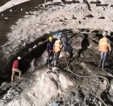 凤凰隧道拱顶带模注浆料，微膨胀注浆料的特点及施工工艺
